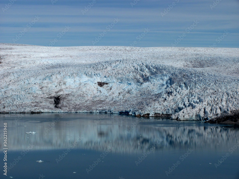 Frente glaciar deembocando en el mar de Groenlandia