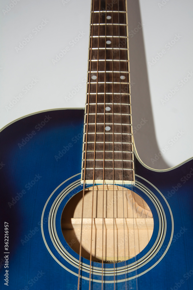 Obraz premium Detalle de guitarra acústica de seis cuerdas