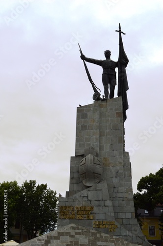 a monument in the center of the city to those killed in the First World War