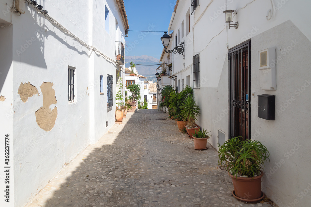 Fototapeta premium Wąska średniowieczna ulica w centrum starego miasta Altea, Costa Blanca, Hiszpania