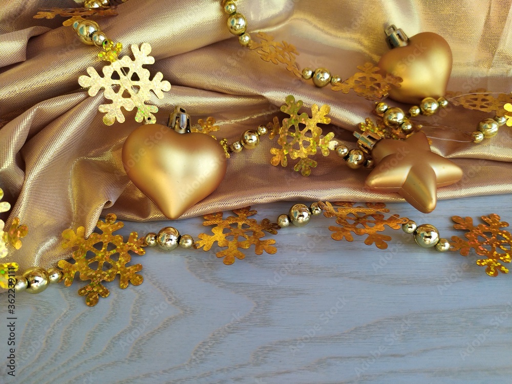 Gold-plated Christmas toys and tinsel Gold-plated Christmas toys and tinsel