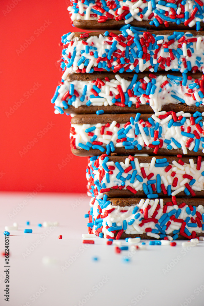 Obraz premium Chocolate ice cream sandwiches with red, white, and blue sprinkles 