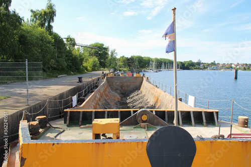 Schute antriebsloser Lastkahn zum Transport von Schüttgut photo