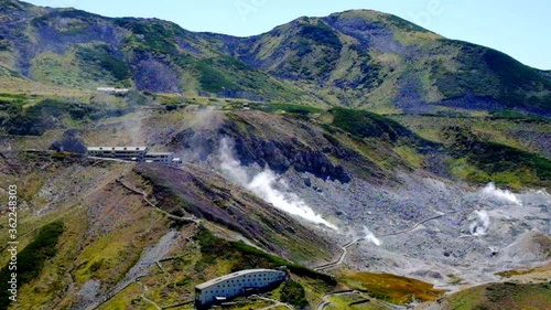 地獄谷の白い蒸気色づき始め初秋の立山室堂の風景