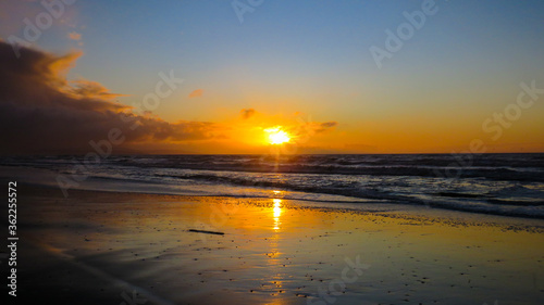 Sunset on the beach and shine a light reflection © Eric Sanhueza St