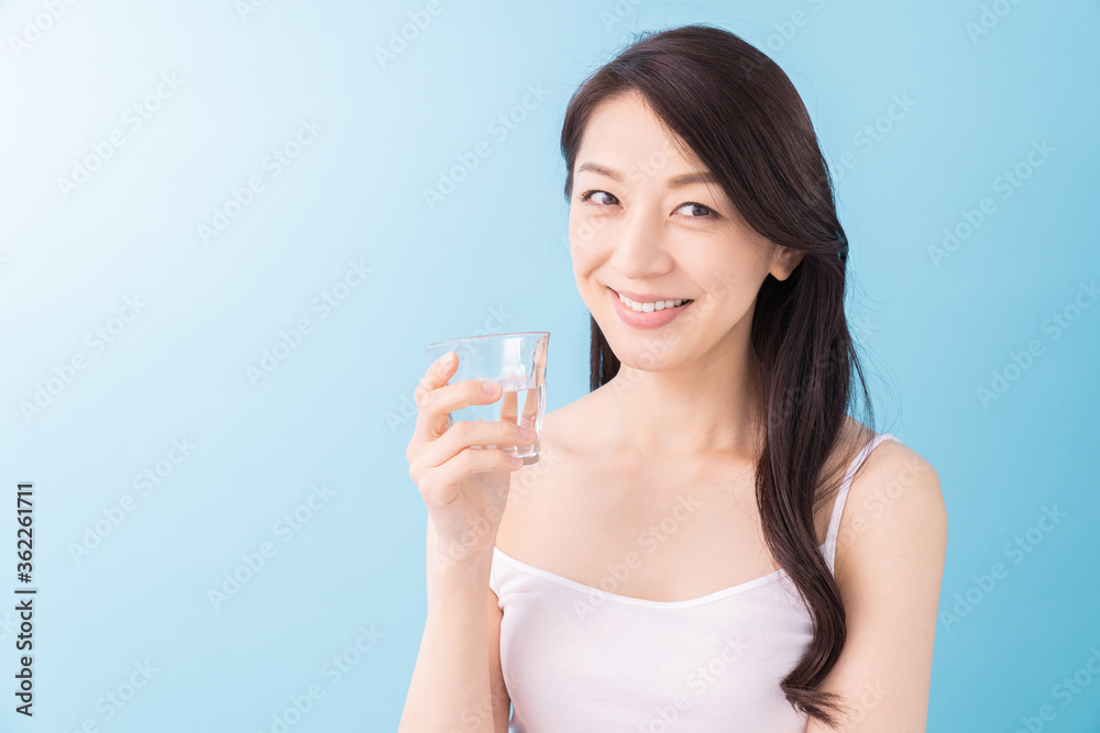 水を飲む女性 水を飲む女性