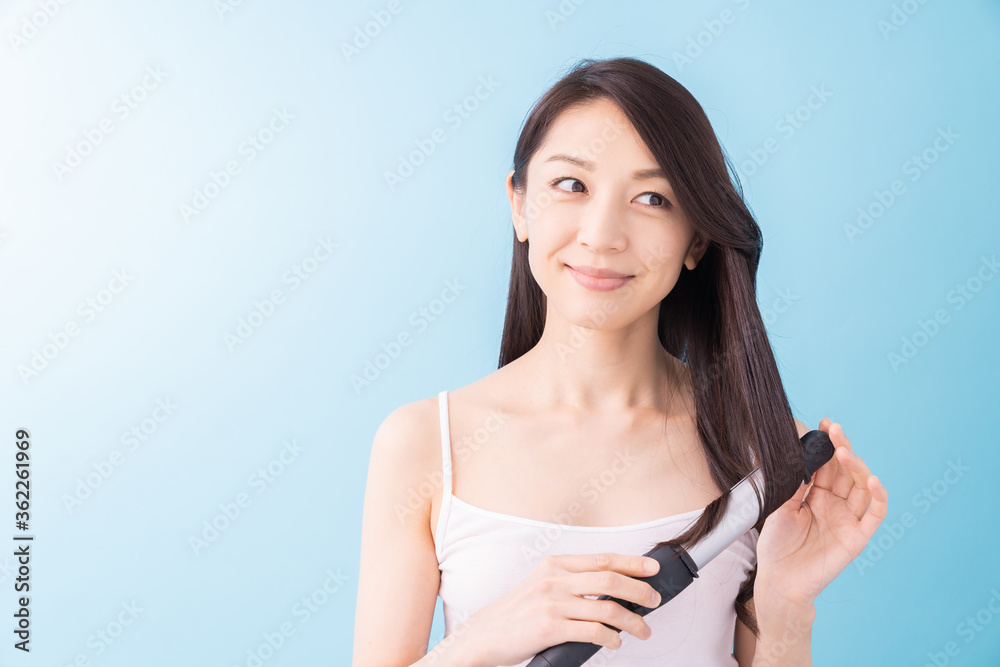 髪をセットする女性