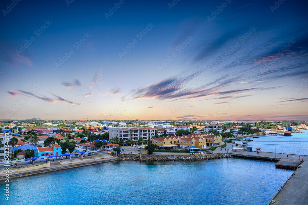 Obraz premium Buildings on the Coast of Aruba from the Sea