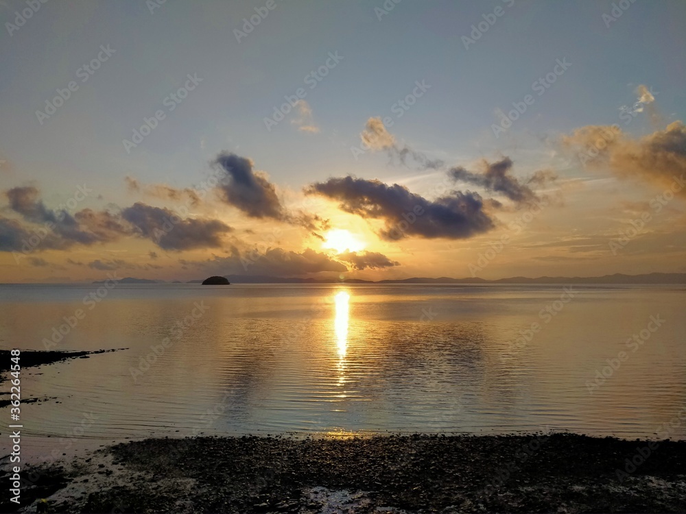 Obraz premium sunset over the sea