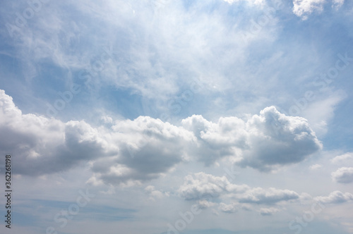 Fototapeta Naklejka Na Ścianę i Meble -  空, 雲, 青, 白, 自然, 乗り切る, 旋律の美しい, 天国, ふわふわした, 日, サマータイム, 光, 曇った, 雰囲気, 明るい, 澄んだ, 気象学, アブストラクト, 空間, 美しさ, 青空, 景色, 雲海, 入道雲, Cloud, 夏