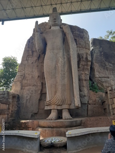 awukana statue of buddha
near Kekirawa