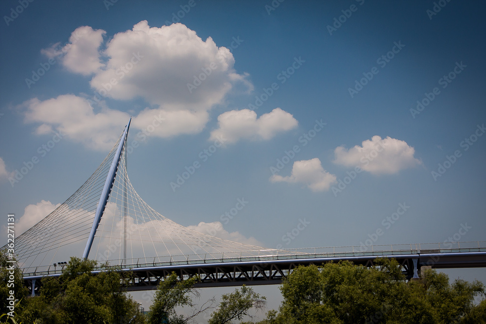 Obraz premium Bridge with a large pillar under the cloud