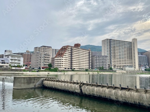 宝塚,武庫川,風景,晴れ,河川,宝塚市,山,閑静,住宅街,マンション,都会,都市風景,発展,産業,兵庫県,景色,アジア,日本,広角,ワイド,ビル,開発,ビジネス,高層ビル,全体,河川敷,川,土手,空,自然,建物,屋外,青空,都市,兵庫,近畿,住宅,町並み,住宅地