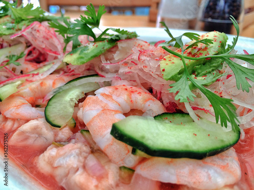 salad with shrimp and avocado