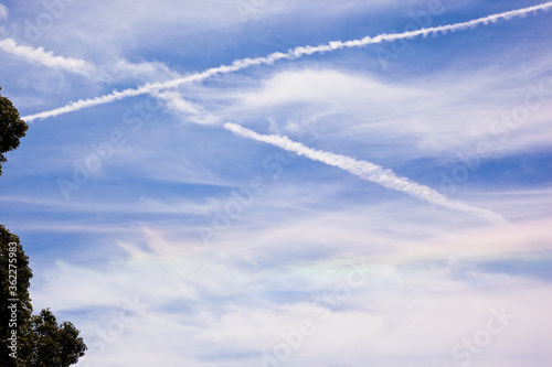 二本の飛行機雲と淡い彩雲