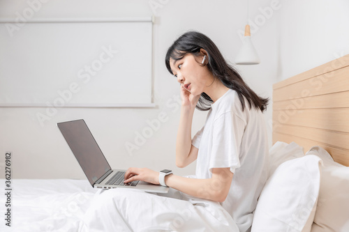 A pure girl lying on the Internet in bed

