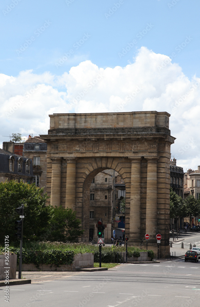 Obraz premium Beautiful views of the city of Bordeaux in France featuring buildings, gardens, roads, rivers, pathways