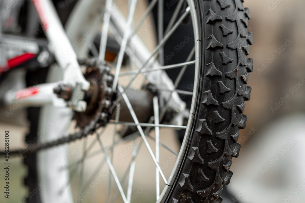 Fototapeta premium Wheel with a tread with a chain closeup. Bike, cardio workout.
