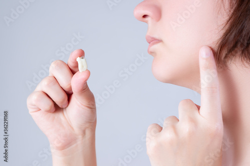 Canvastavla Wisdom tooth extraction, woman suffering from a toothache on gray background