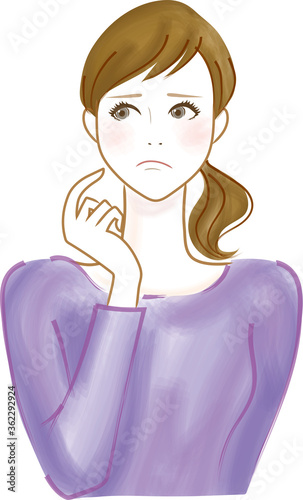 納得のいかない顔をして悩んだり迷ったりしている女性