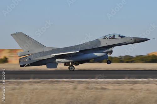 F-16 fighting falcon aterrizando