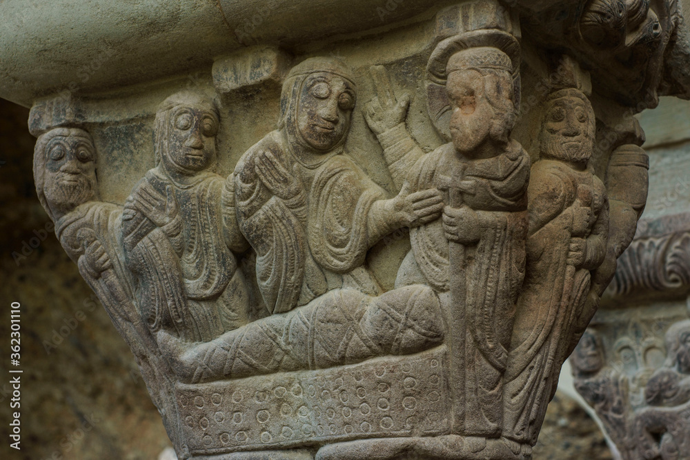 Resurreccion de Lazaró, capitel del claustro.Monasterio de San Juan de la Peña(s.XII-XIII) . Serrablo.Huesca.España. Resurreccion de Lazaró, capitel del claustro.Monasterio de San Juan de la Peña(s.XII-XIII) . Serrablo.Huesca.España.