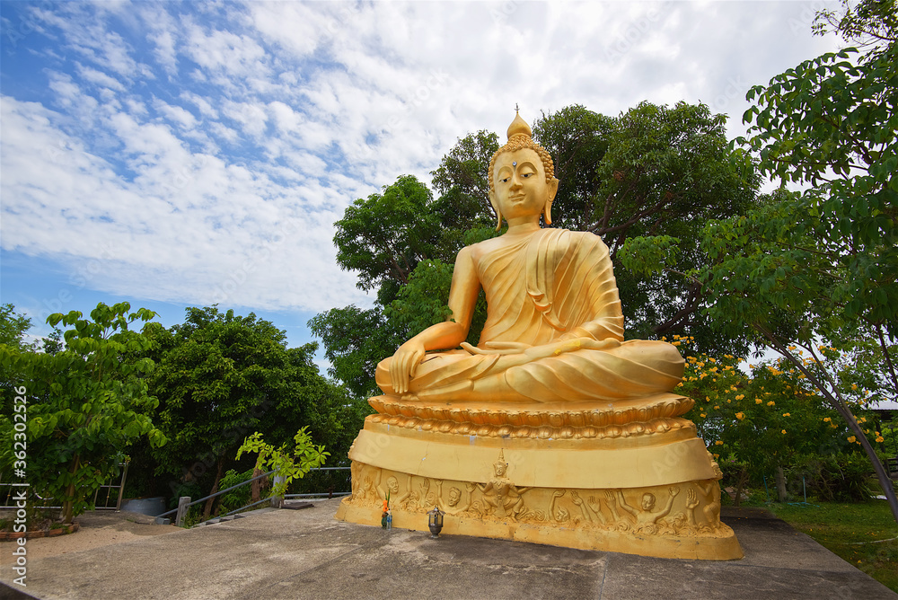 Obraz premium shot with a wide angle lens, a golden big buddha, the symbol and heart of Koh Samui in Thailand, a place of worship for locals and visitors to the island