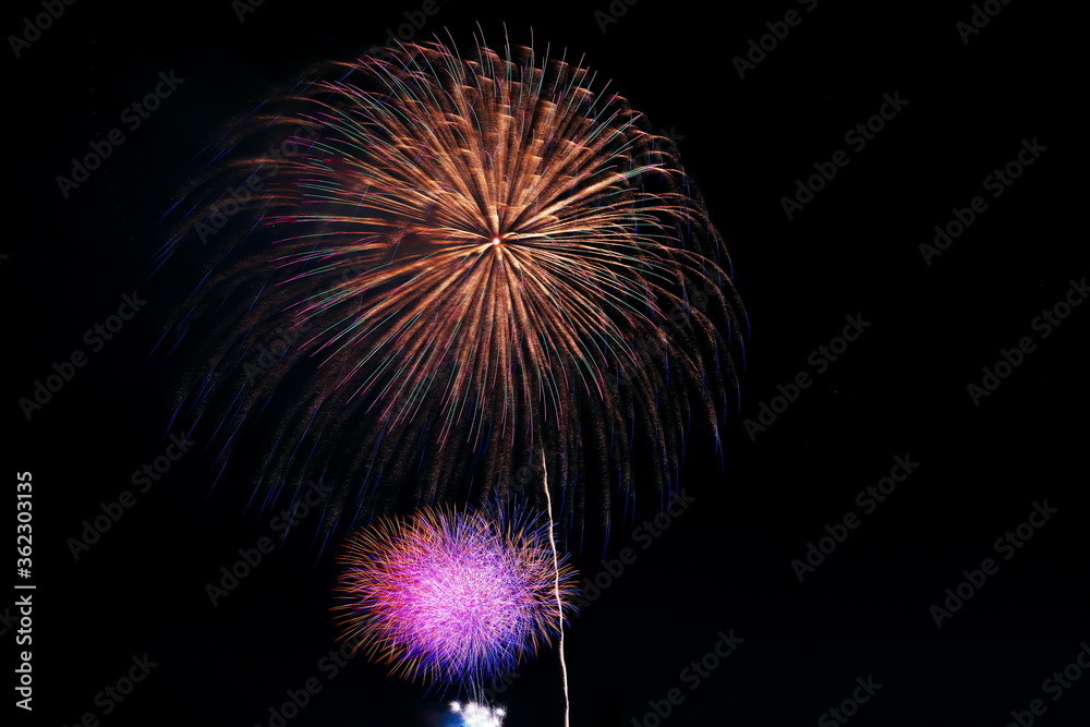熱い夜を照らす打上げ花火 熱い夜を照らす打上げ花火
