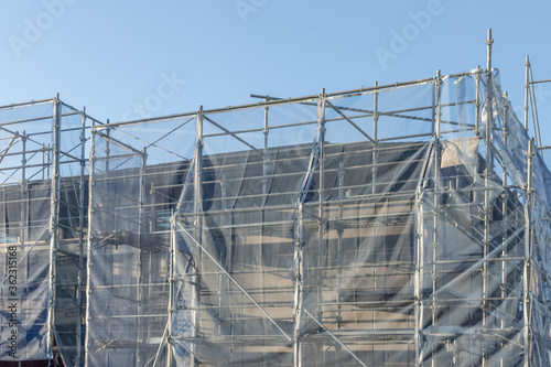 ビル建築足場と落下防止柵Scaffolding fall protection sheet