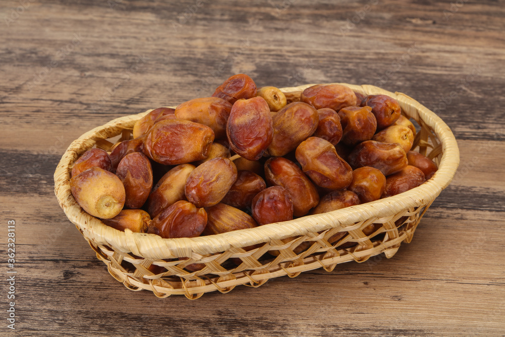 Obraz premium Sweet tasty dry dates in the basket