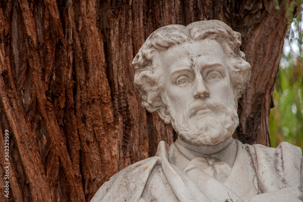 Obraz premium Escultura dedicada al poeta Gustavo Adolfo Bécquer en la ciudad de Sevilla en el año de 1911