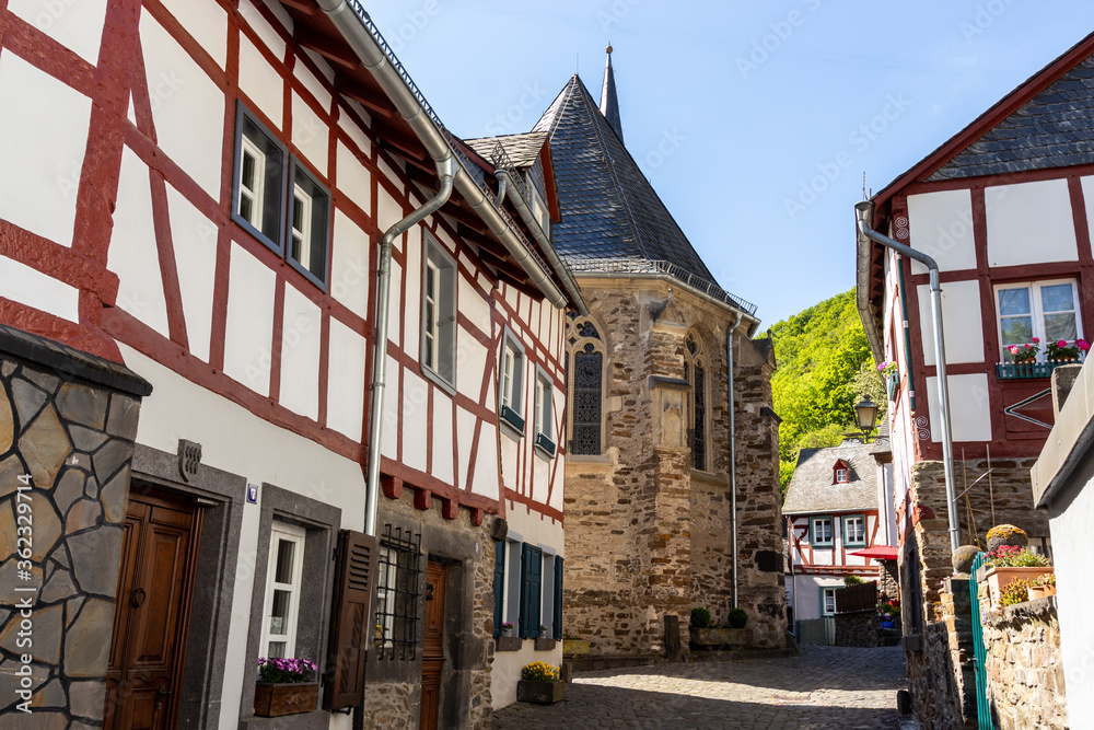 Fototapeta premium Narrow cobblestone road in Monreal with church and half-timbered houses
