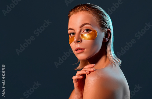 Murais de parede Beautiful blonde lady with gold eye patches