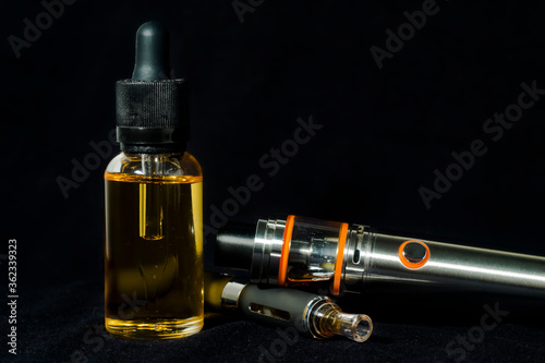 Billede på lærred 2 vape, E-cigarettes with yellow liquid
