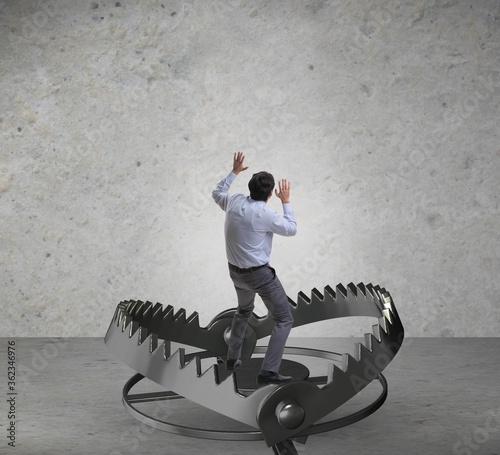 Φωτογραφία Man caught in mouse trap in risk business concept