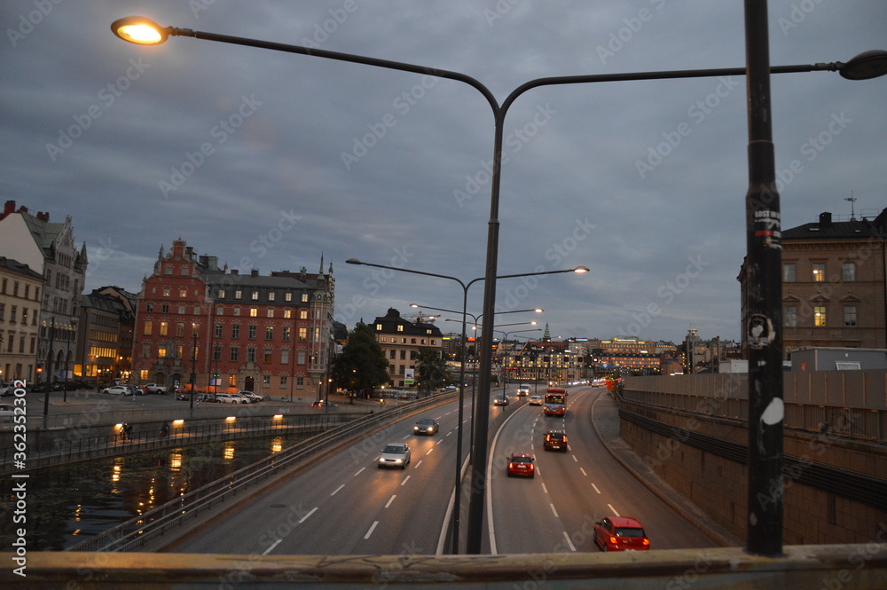 Naklejka premium night traffic in the city