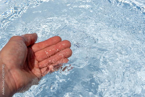 Hand im kalten sauberen Wasser waschen