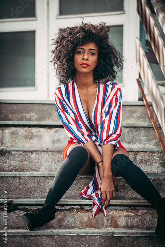 Canvas Print Beautiful Fashion Girl at Urban Location
