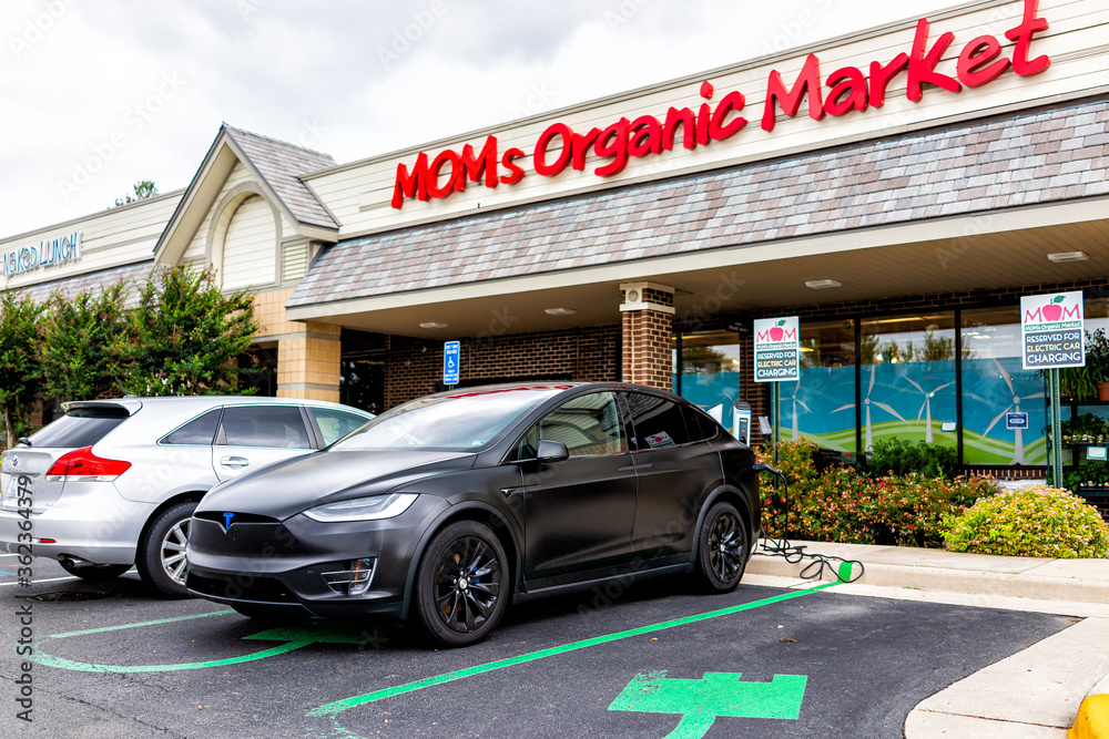 Herndon, USA June 11, 2020 Exterior facade of Mom's Organic Market