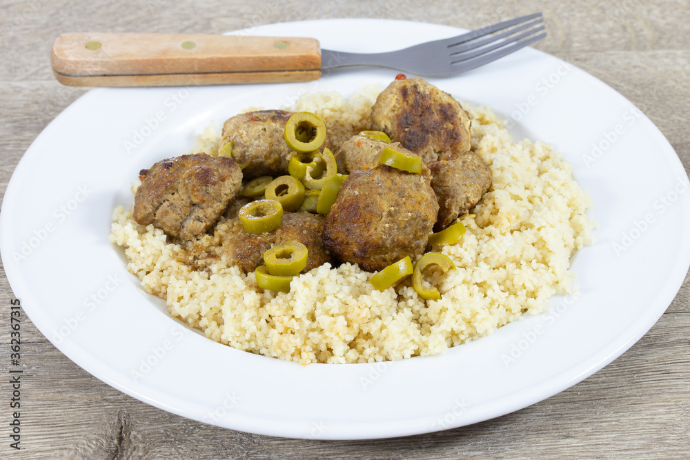 boulettes de boeuf aux olives et couscous boulettes de boeuf aux olives et couscous