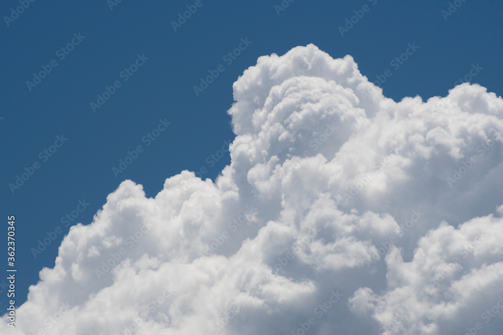 Nubes blancas de algodón en cielo azul intenso Nubes blancas de algodón en cielo azul intenso