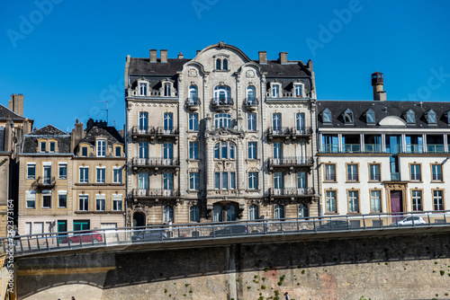 Façade d'un immeuble de 1907 type Art nouveau en calcaire blanc orné de très beaux balcons longeant le fleuve de la Moselle