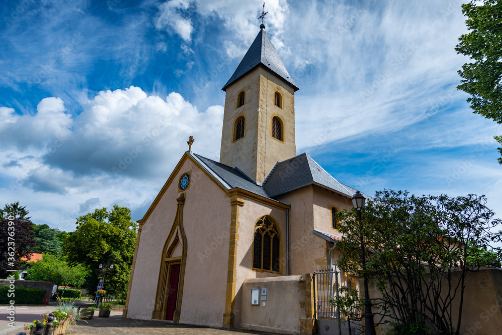 Belle petite église Saint-Rémy de Scy à Scy-Chazelles sur un ciel bleu du 11ème siècle