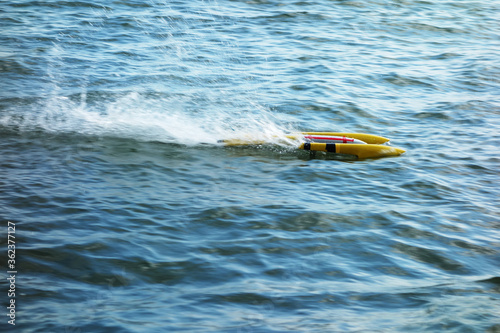 Prototype electric model boat reaching a speed of 100km / h, 62mile / h