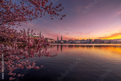 Die Binnenalster in Hamburg am Abend