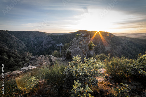 Warmer Sonnenuntergang hinter der Roßtrappe, Aussichtspunkt auf dem Hexentanzplatz Thale, Harz