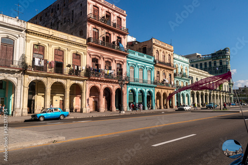 Havana, Cuba in February 2018. Traditional and colorful old cars with old buildings in the background. © Cacio Murilo