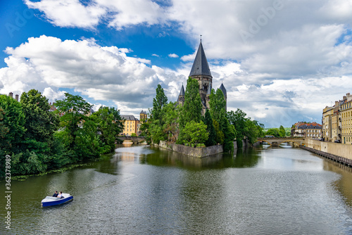 Valokuva Le Temple neuf ou Nouveau Temple protestant à Metz avec un bateau sur le fleuve