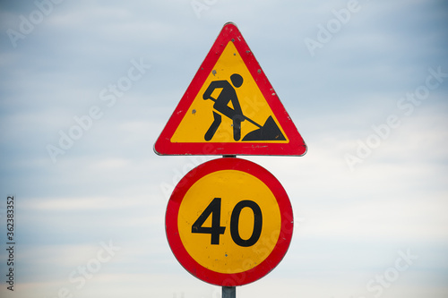 Road sign: speed limit 40 km/h in combination with road works ahead © SGr