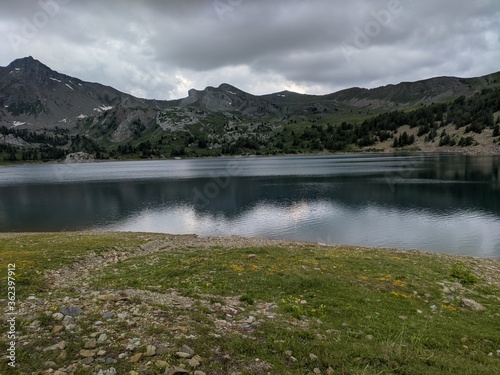 Lac d'Allos dans le parc du Mercantour au mont pelat avec des glacier et des animaux sauvages, randonnées et refuges, Alpes de haute Provence, France, montage pic et sommet.